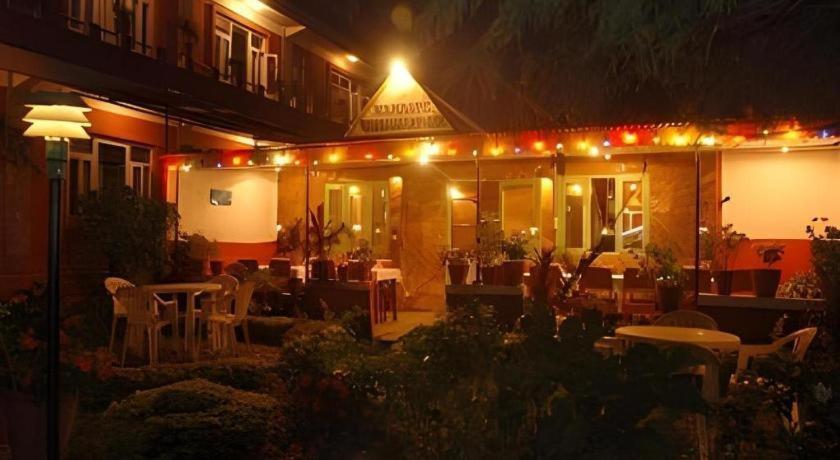 Fairmount Hotel Pokhara Extérieur photo