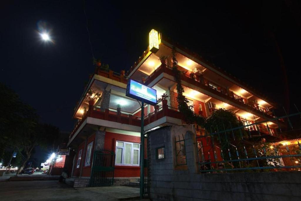 Fairmount Hotel Pokhara Extérieur photo
