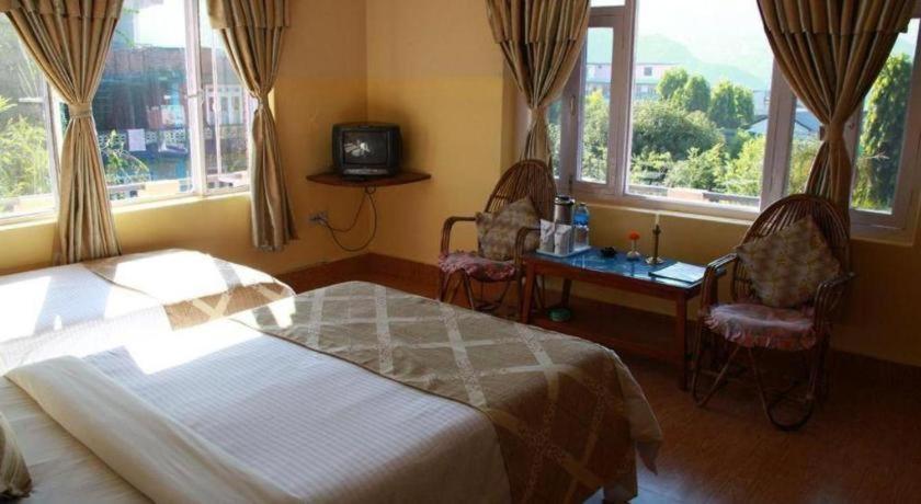 Fairmount Hotel Pokhara Extérieur photo